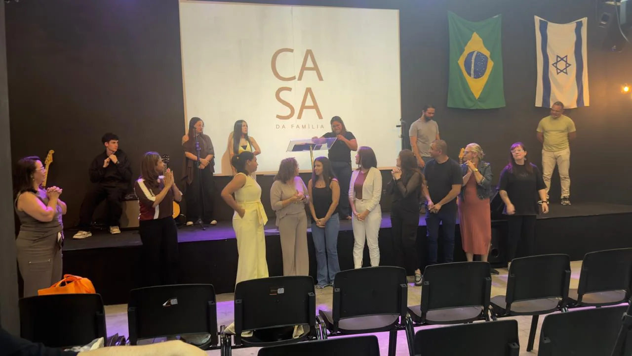 Pessoas reunidas em uma celebração da Igreja Casa da Família